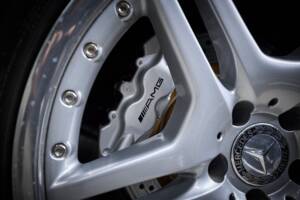 Image 25/99 de Mercedes-Benz SL 55 AMG (2005)
