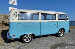 Image 2/13 of Volkswagen T2b Camper (1973)