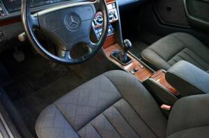Image 21/33 of Mercedes-Benz E 300 Diesel (1994)