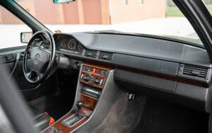 Bild 42/61 von Mercedes-Benz 500 E (1992)