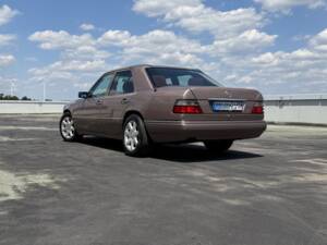 Immagine 8/13 di Mercedes-Benz E 220 (1994)