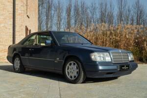Bild 2/50 von Mercedes-Benz 200 CE (1992)