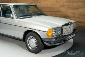 Image 3/8 de Mercedes-Benz 250 (1978)