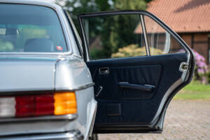 Image 33/38 of Mercedes-Benz 300 D (1981)