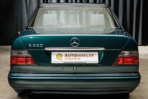 Image 34/40 de Mercedes-Benz E 220 (1995)