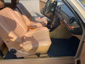 Image 5/20 de Mercedes-Benz 280 CE (1981)