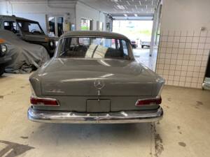Image 6/33 de Mercedes-Benz 190 c (1964)