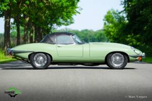 Image 40/60 de Jaguar E-Type (1969)