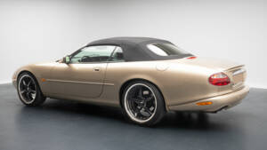 Image 3/9 of Jaguar XKR (2001)