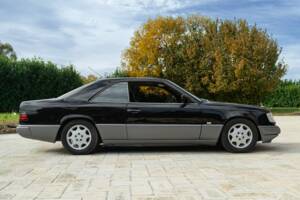 Obraz 4/48 pojazdu Mercedes-Benz 200 CE (1990)