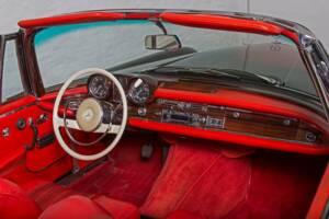 Image 28/34 of Mercedes-Benz 280 SE (1966)