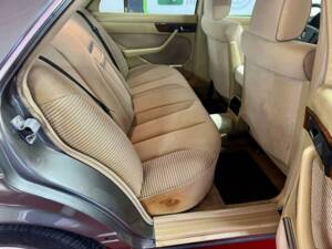 Image 21/30 of Mercedes-Benz 380 SE (1985)