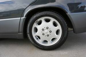 Immagine 20/47 di Mercedes-Benz 190 E 2.3 (1992)