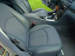 Image 23/25 of Mercedes-Benz E 200 Kompressor T (2004)