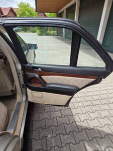 Image 33/103 de Mercedes-Benz 300 SE (1991)