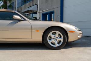 Image 23/91 de Jaguar XK8 4.0 (2000)