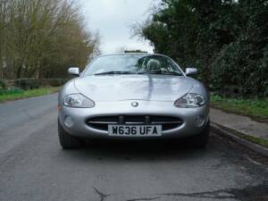 Image 2/19 of Jaguar XK8 4.0 (2001)