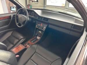 Image 11/28 of Mercedes-Benz 300 CE-24 (1993)