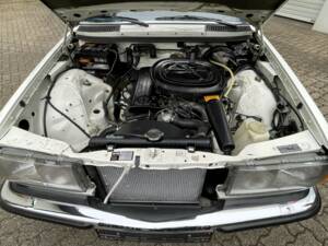 Image 10/24 de Mercedes-Benz 230 CE (1985)