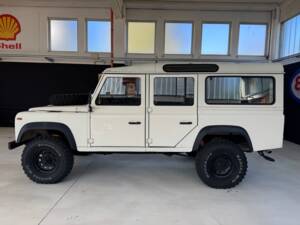 Image 17/45 de Land Rover Defender 110 (1991)