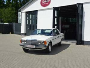 Afbeelding 2/26 van Mercedes-Benz 230 C (1978)