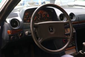 Bild 11/38 von Mercedes-Benz 230 CE (1984)