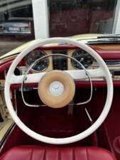 Image 7/7 of Mercedes-Benz 250 SL (1968)