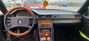 Image 10/11 of Mercedes-Benz 300 CE (1991)