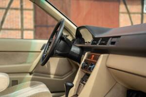 Afbeelding 42/63 van Mercedes-Benz 230 CE (1988)