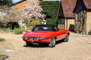 Image 8/41 de Jaguar E-Type (1968)