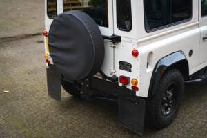 Image 9/41 of Land Rover Defender 90 "50th Anniversary" (1999)