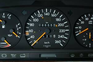 Immagine 18/50 di Mercedes-Benz 560 SEC (1990)
