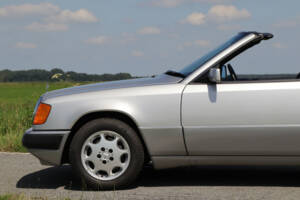 Image 22/39 of Mercedes-Benz 300 CE-24 (1992)