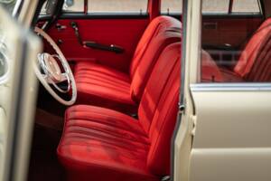 Image 23/42 of Mercedes-Benz 220 SE b (1965)
