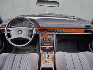 Afbeelding 9/23 van Mercedes-Benz 300 SE (1990)