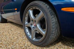 Image 17/50 of Jaguar XKR (2000)