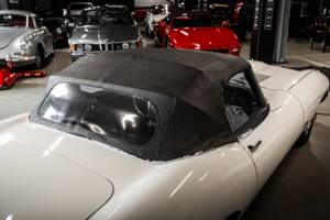 Image 53/53 de Jaguar E-Type (1970)