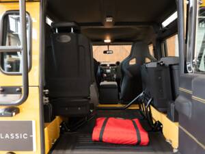 Image 28/47 of Land Rover Defender 90 Works V8 (2013)