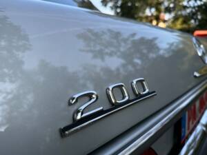Imagen 17/28 de Mercedes-Benz 200 (1975)