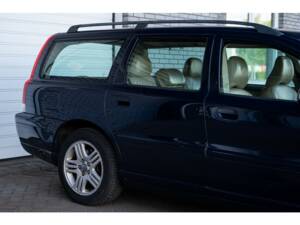 Image 18/43 of Volvo V 70 2.4 (2007)