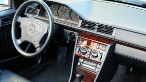 Image 23/74 of Mercedes-Benz E 320 (1997)