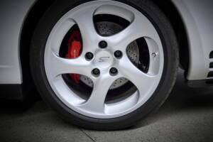 Imagen 63/98 de Porsche 911 Carrera 4S (2004)