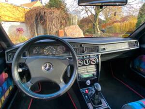Image 22/27 of Mercedes-Benz 190 E 1.8 Avantgarde &quot;Rosso&quot; (1993)
