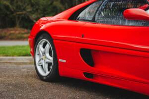 Image 32/50 de Ferrari F 355 Berlinetta (1998)