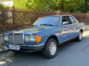 Immagine 2/38 di Mercedes-Benz 230 CE (1983)