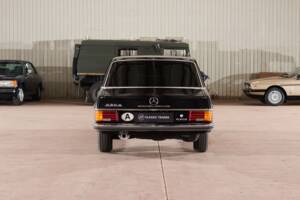 Image 10/64 of Mercedes-Benz 230/6 LWB (1976)