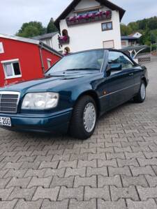 Image 2/29 of Mercedes-Benz E 200 (1995)
