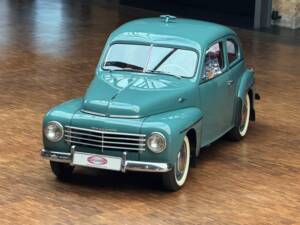 Image 2/34 of Volvo PV 444 (1951)