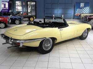 Image 8/51 de Jaguar E-Type (1970)
