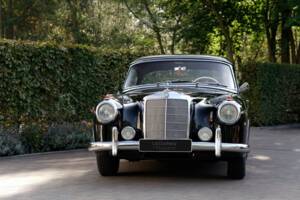 Immagine 2/35 di Mercedes-Benz 220 SE (1960)